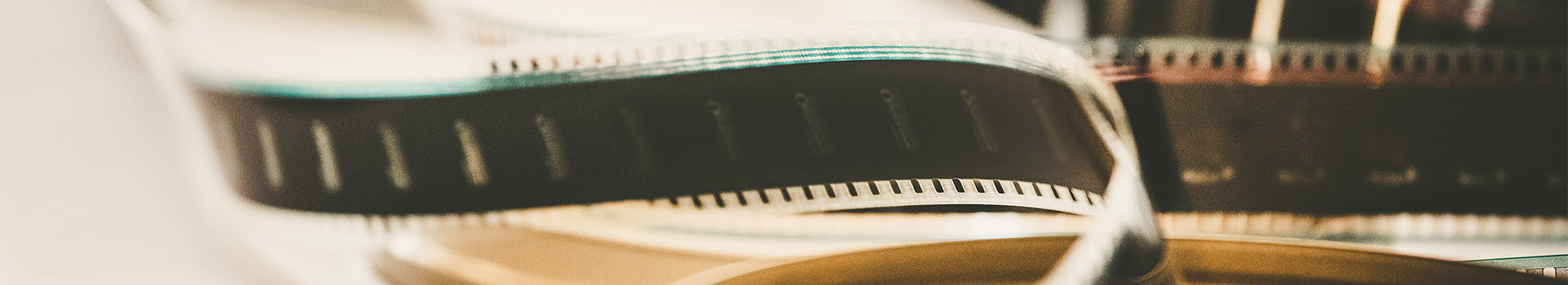 Gulungan film bioskop atau strip film, gambar close up